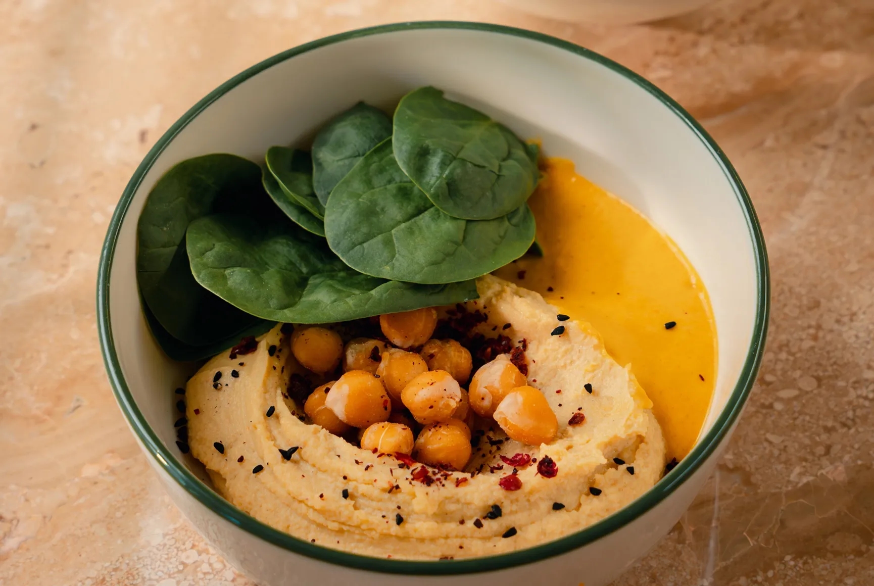 Хумус із тахіні-карі соусом