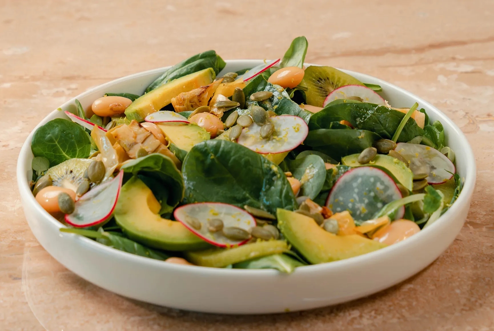 Salad with white beans and kiwi