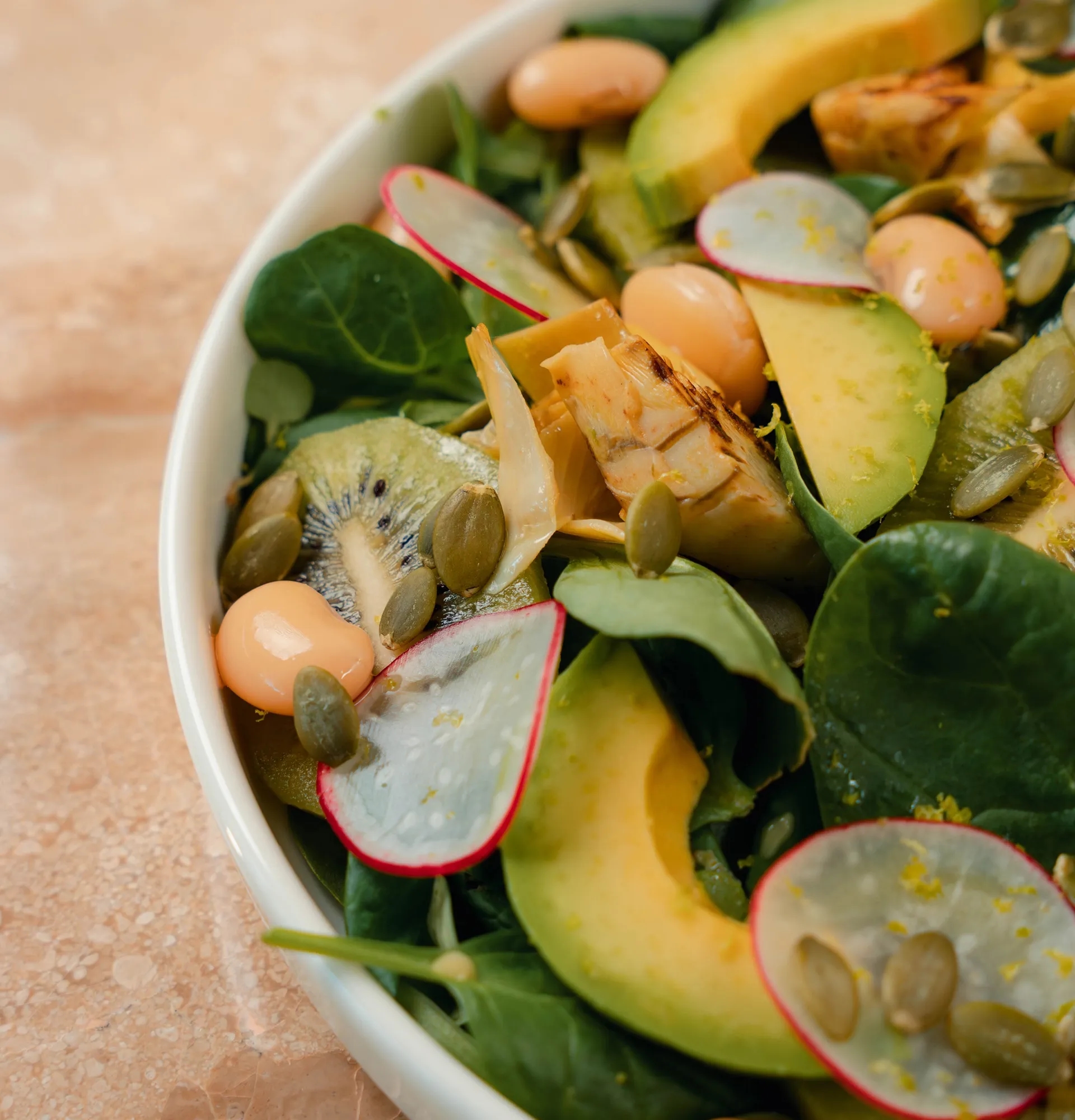 Salad with white beans and kiwi