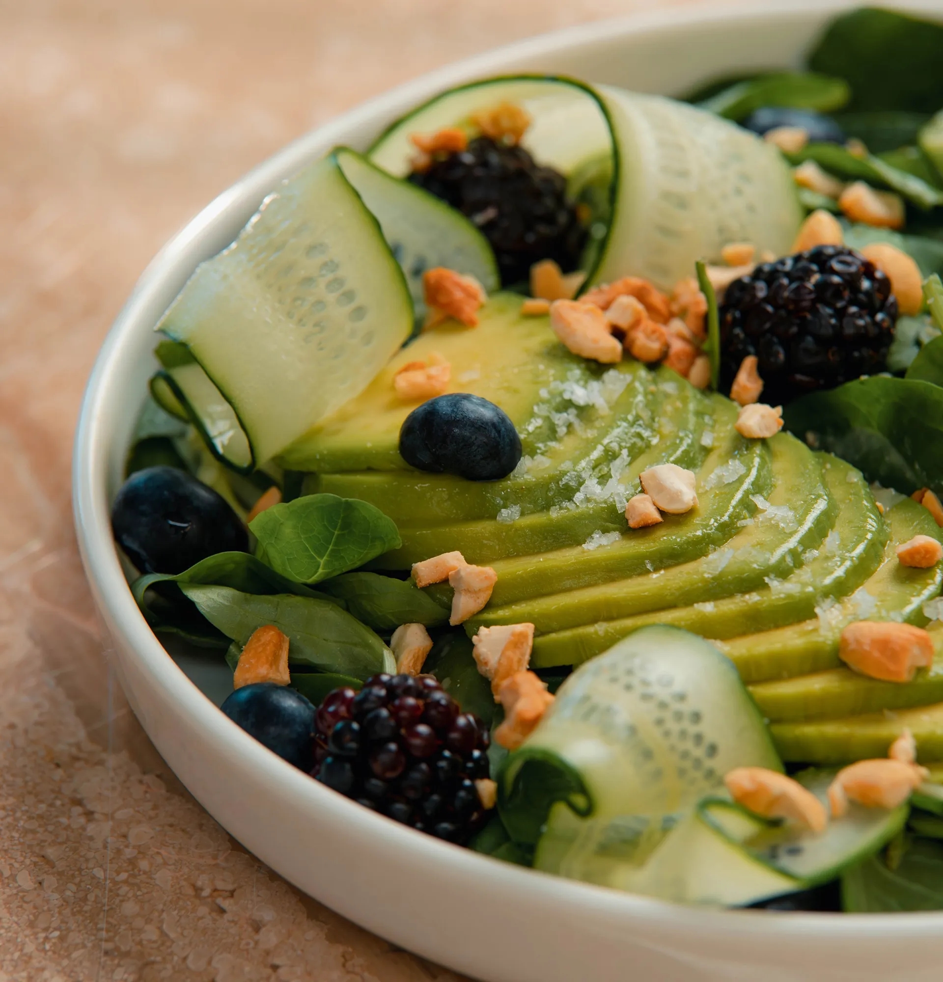 Салат з ягодами та авокадо