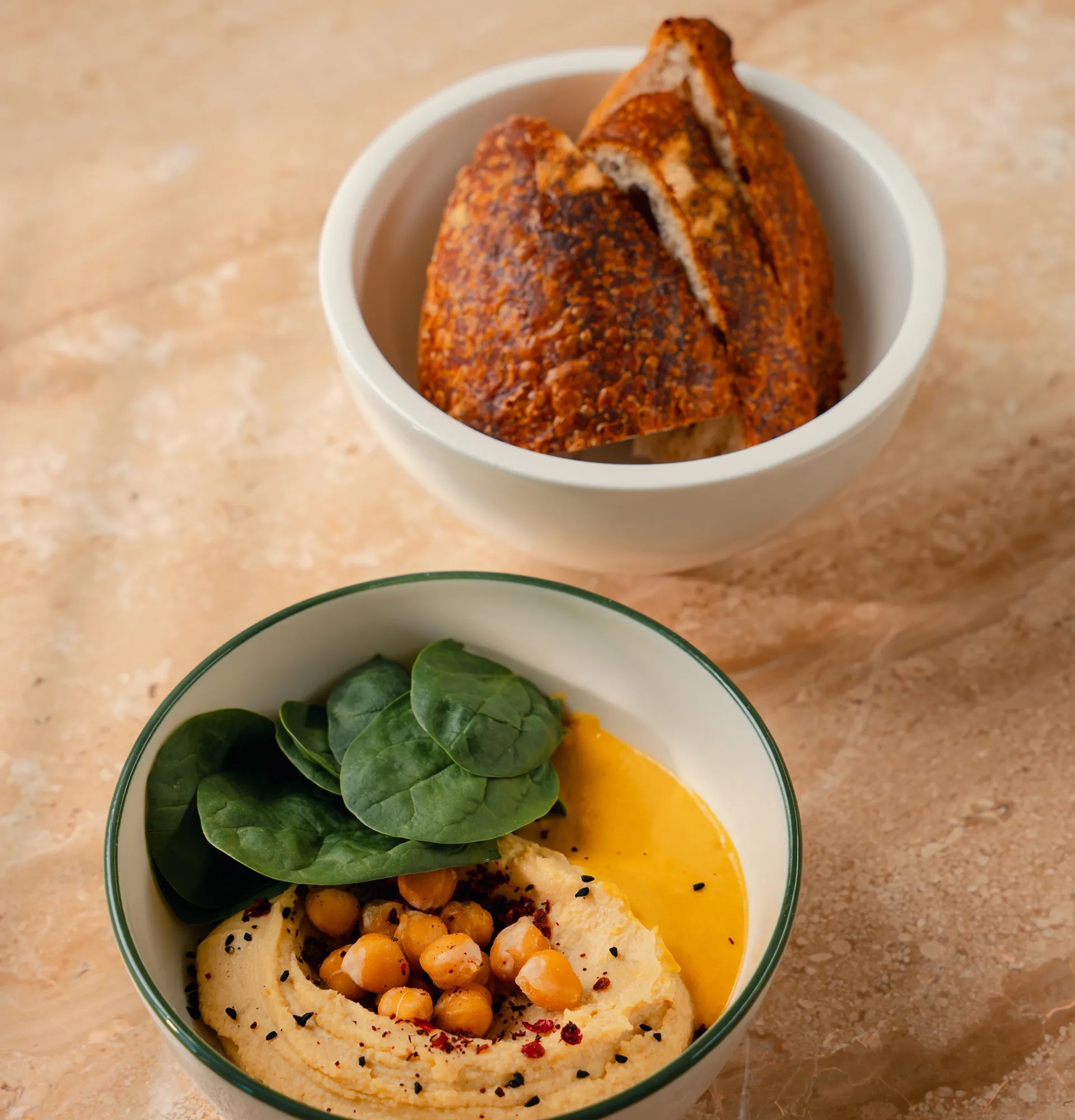 Хумус із тахіні-карі соусом