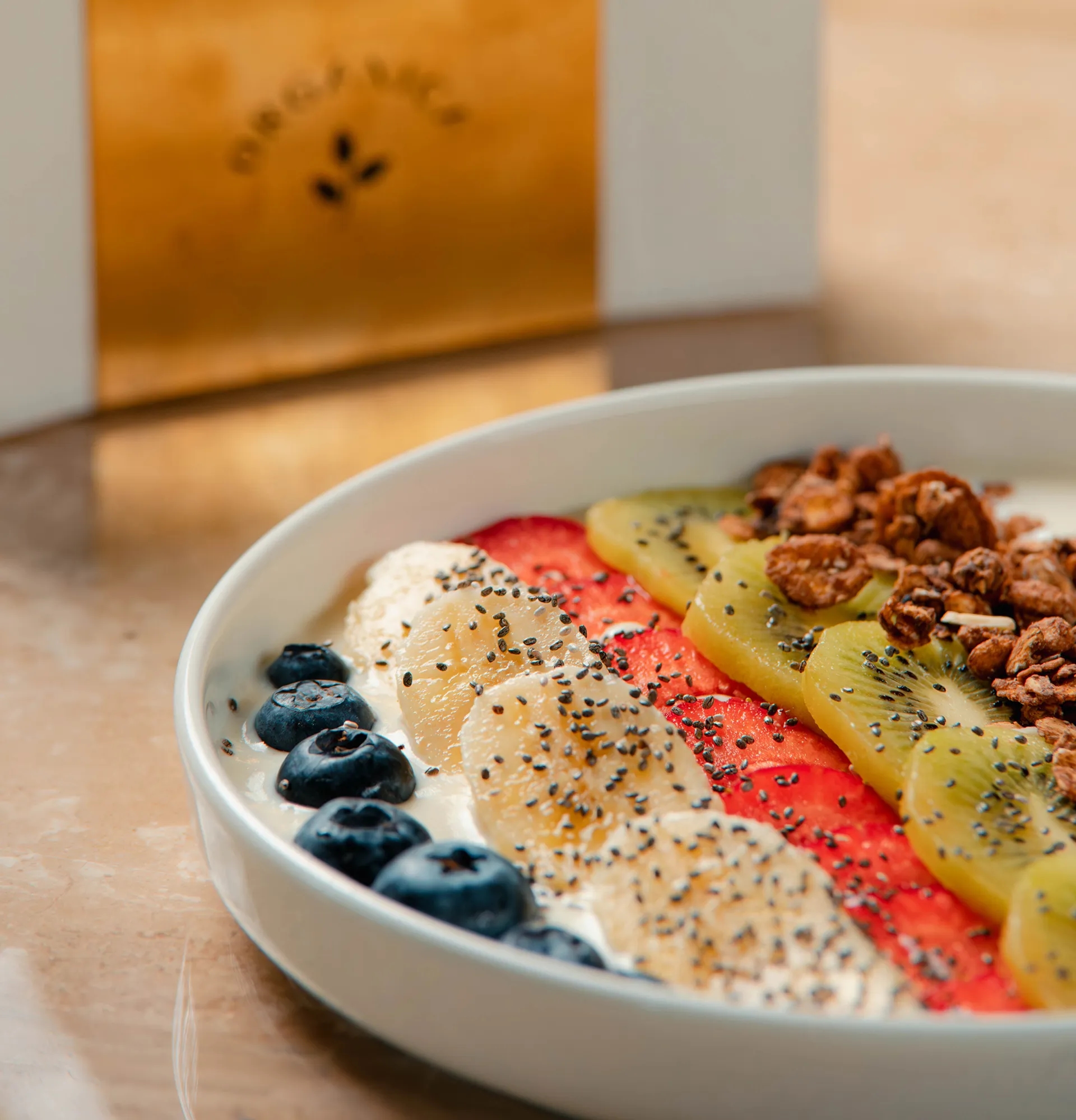 Рослинний йогурт із гранолою