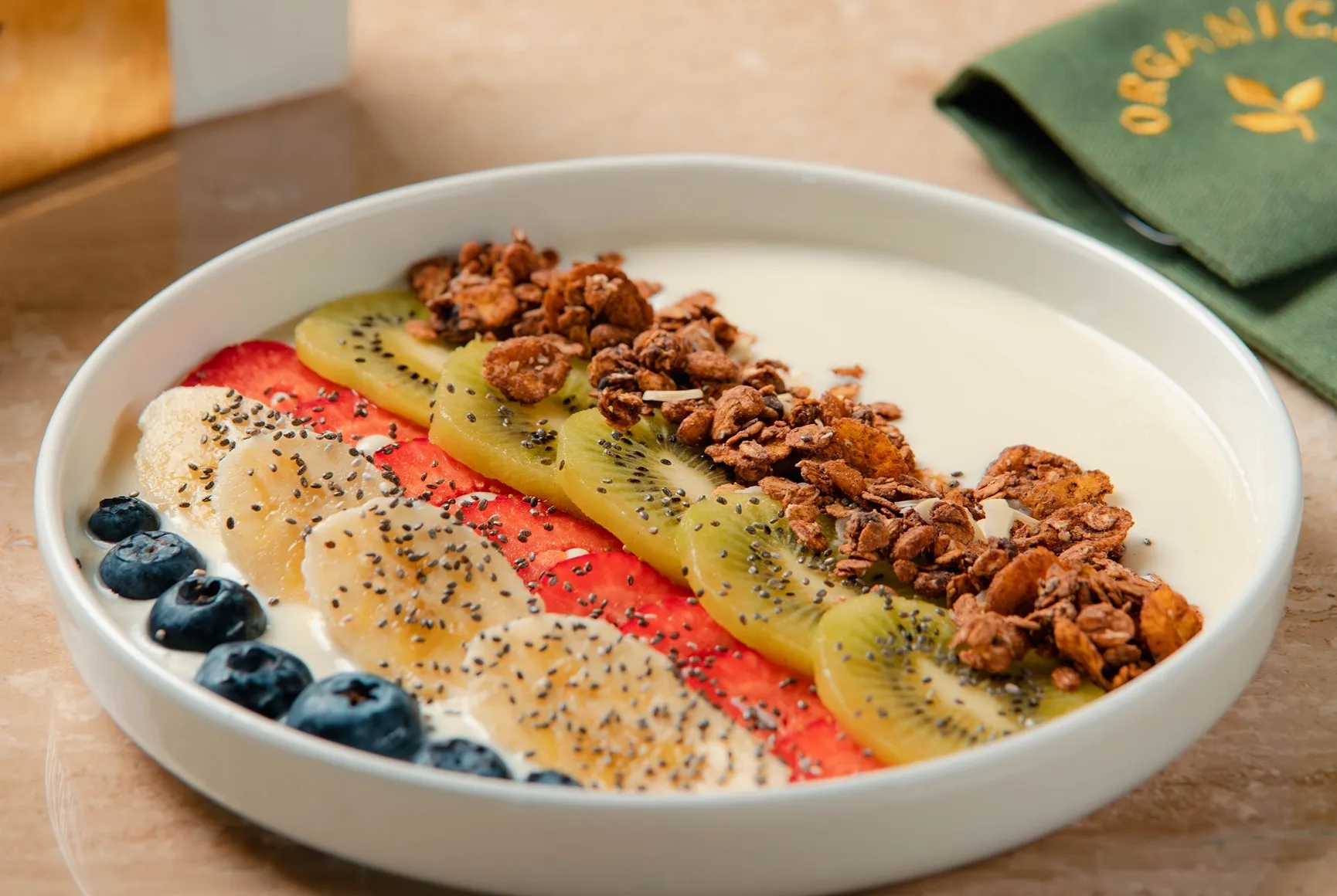 Рослинний йогурт із гранолою