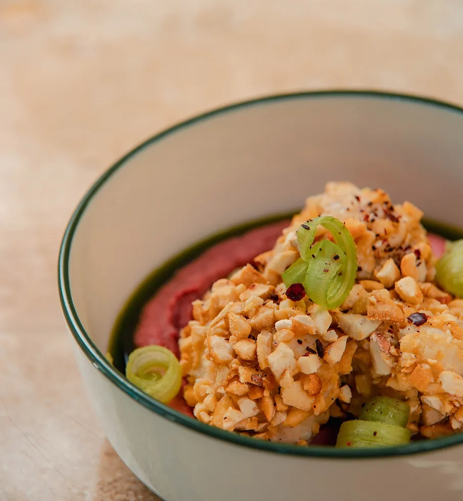 Hummus with tahini-curry sauce